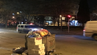 Maltepe’de grev nedeniyle toplanmayan çöpler sokaklarda birikti