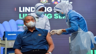 Malezya’da ilk Kovid19 aşısını Başbakan Muhyiddin Yasin yaptırdı
