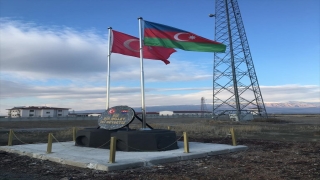 Nahçıvan sınırına yapılan Bayrak Anıtı’na Türkiye ve Azerbaycan bayrakları asıldı