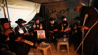 Ortodoks Yahudilerden bir grup, İsrail’in evini yıktığı Filistinli aileyi ziyaret etti