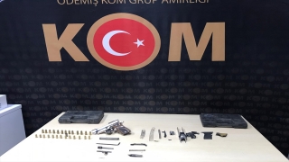 İzmir’de kaçak silah imalathanesine yapılan baskında 5 aydır aranan genç kız bulundu