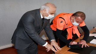 Trabzon Büyükşehir Belediye Başkanı Zorluoğlu’ndan Trabzonspor Teknik Direktörü Avcı’ya ziyaret