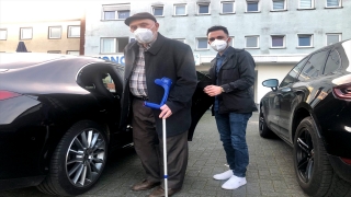 Almanya’da Kovid19 aşısı için yaşlıları DİTİB gönüllüleri merkezlere taşımaya başladı