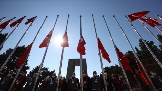 Çanakkale’ye 7 bölgeden getirilen bayraklar Şehitler Abidesi’nde göndere çekildi