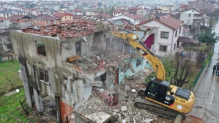 Kocaeli’de 17 Ağustos 1999 Marmara Depremi’nde hasar gören bina yıkıldı