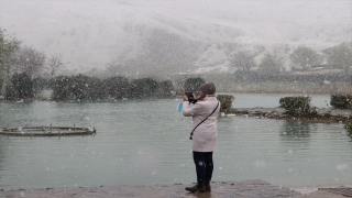 Pamukkale’de turistler kar yağarken antik havuzun keyfini çıkardı