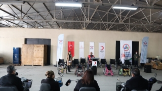 Hollanda’daki Türk vatandaşları Türk Kızılay aracılığıyla 93 tekerlekli sandalye bağışladı
