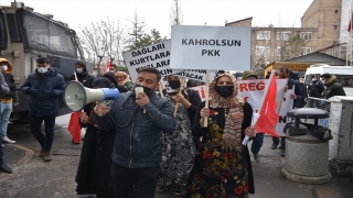 Hakkari’de terör mağduru aileler HDP İl Başkanlığı önünde eylem yaptı