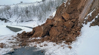Bingöl’de KarlıovaYedisu kara yolu heyelan nedeniyle kapandı