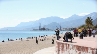 Antalya’da vatandaşlar sahilin ve güneşli havanın keyfini çıkardı 