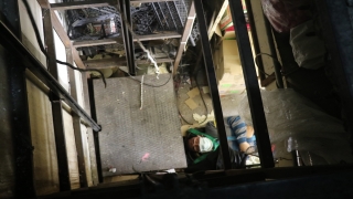Isparta’da halatı koparak beton zemine düşen yük asansörünün içindeki iki kişi yaralandı