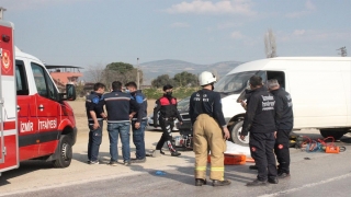 İzmir’de minibüsle çarpışan motosikletin sürücüsü öldü, eşi yaralandı