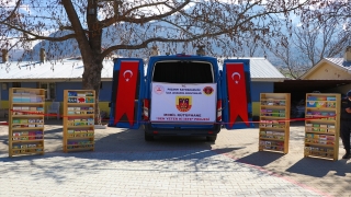 Adana’da jandarmanın mobil karakol minibüsü kütüphaneye dönüştürüldü
