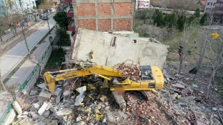 Edirne’de yıktığı apartmanın parçalarının altında kalan kepçenin operatörü yaralandı