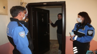 Amasya’da polis, Kovid19’u önlemek amacıyla vatandaşlara evlerine giderek uyarıda bulunuyor