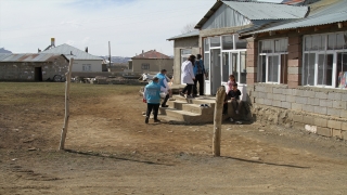 Van’da sağlık çalışanları kırsal mahalleleri dolaşarak yaşlıların Kovid19 aşılarını yapıyor