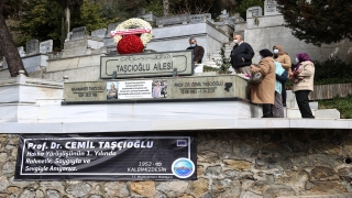 Kovid19 nedeniyle hayatını kaybeden Prof. Dr. Cemil Taşcıoğlu, kabri başında anıldı