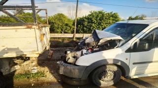 Adana’da hafif ticari araç ile kamyonetin çarpışması sonucu 3 kişi yaralandı