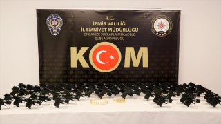 İzmir’de bir kamyonette 60 tabanca ele geçirildi, 4 şüpheli gözaltına alındı