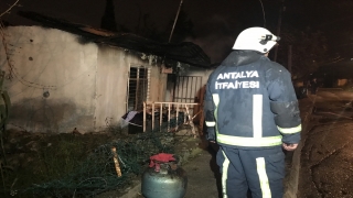 Antalya’daki ev yangınında bir kişi dumandan etkilendi