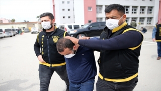 Adana’da arkadaşının boğazına bıçak dayayarak görüntü çeken zanlı yakalandı