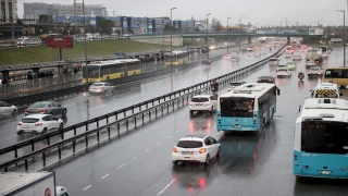 İstanbul’da kısıtlamanın sona ermesinin ardından sağanak yağışın etkisiyle trafik yoğunluğu arttı
