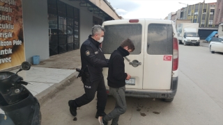 Bursa’da büfeden hırsızlık yaptığı öne sürülen şüpheliyi esnaf yakaladı