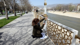 Tokat’ta bir kadın 5 dilde ”eve git” çağrısı yaptığı kağıtlarla vatandaşları uyardı