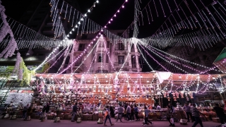 Kahire sokakları ramazan öncesi fenerler ve aydınlatmalarla ışıl ışıl