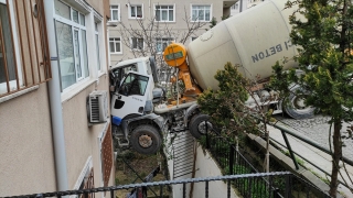 Beşiktaş’ta beton mikseri 7 katlı binaya çarptı