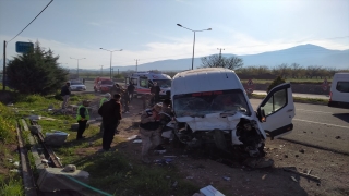 Malatya’da yolcu minibüsü bariyerlere çarptı: 8 yaralı