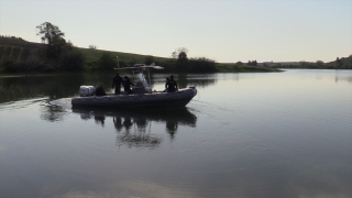 Adana’da balık tutmak için baraj gölüne açıldıkları tekne batan 2 kişiden biri kayboldu