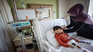 Sağlık çalışanlarının şefkatli elleri, Kovid19’lu çocuk hastaların da üzerinde