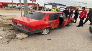 Kırıkkale’de 2 kişinin yaralandığı trafik kazası güvenlik kamerasına yansıdı