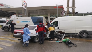 Kocaeli’de 6 kişinin yaralandığı otomobil ile panelvanın çarpışması güvenlik kamerasına yansıdı