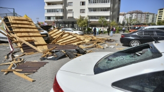 Gaziantep’te rüzgarın neden olduğu hasar tespit ediliyor