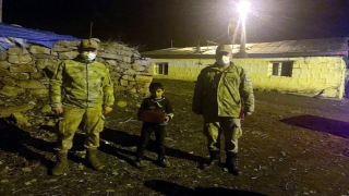 Jandarma ekiplerinden Ardahan’da izolasyondaki çocuğa doğum günü sürprizi