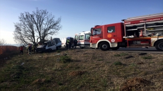 Kırıkkale’de kamyonet ağaca çarptı: 1 ölü, 1’i bebek 2 yaralı