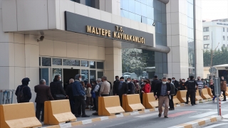 İstanbul’da ”tam kapanma” öncesi kaymakamlıklar önünde ”seyahat izin belgesi” kuyruğu oluştu