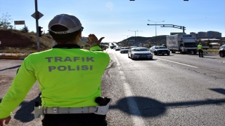 ”Kilit kavşak” Kırıkkale’de ”tam kapanma” döneminin sona ermesiyle trafik yoğunluğu başladı
