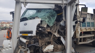 Erzincan’da kamyon ile hafif ticari araç çarpıştı: 2 yaralı