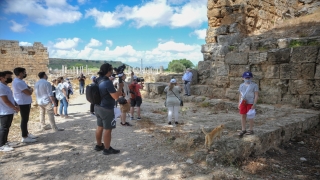 Yabancı gazeteciler Antalya’daki Perge Antik Kenti’ni ziyaret etti