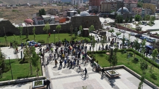Erzurumlu bisikletçiler ”Dünya Çevre Günü”nde Aziziye Tabyalarına pedal çevirerek temizlik yaptı