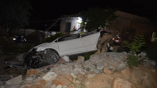 Gaziantep’te otomobil evin bahçesine devrildi: 2 yaralı