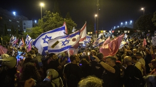 Netanyahu karşıtları, koalisyon hükümetinin Meclis’te güven oyu almasıyla İsrail meclisi önünde kutlama yaptı