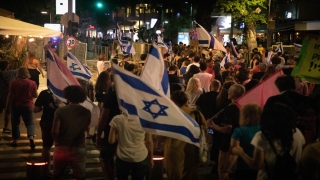 İsrailliler Tel Aviv’de Netanyahu’nun gidişini kutladı