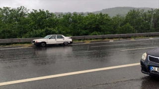 Anadolu Otoyolu’nda 10 aracın karıştığı iki ayrı zincirleme kazada 2 kişi yaralandı