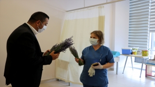 Edirne’de fedakar sağlık çalışanlarına mis kokan lavanta demetleriyle teşekkür edildi