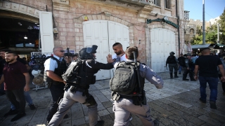 İsrail polisi, aşırı sağcıların ”bayrak yürüyüşü” öncesi Şam Kapısı çevresini barikatlarla kapattı