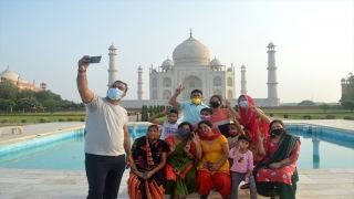 Hindistan’da Kovid19 salgını nedeniyle kapatılan Tac Mahal 2 ay sonra ziyarete açıldı